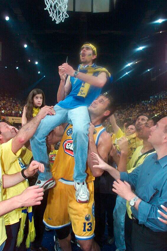 במדי מכבי. ידע ימים יפים // צילום: AFP